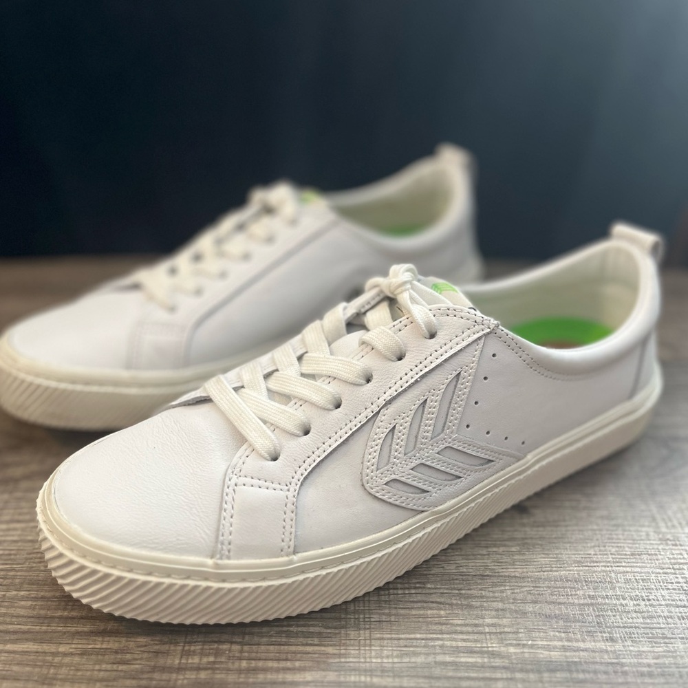 Cariuma White and Green Sneakers